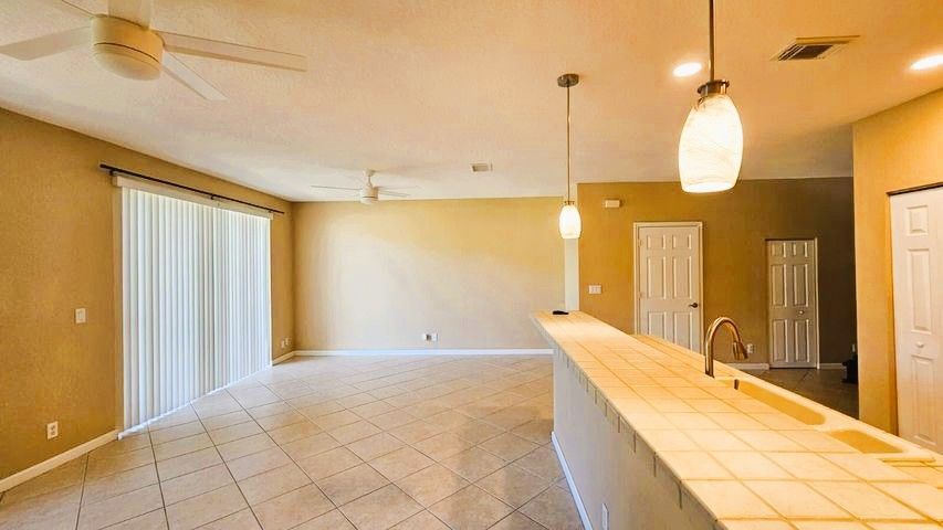 Building Photo - 3027 N Evergreen Cir