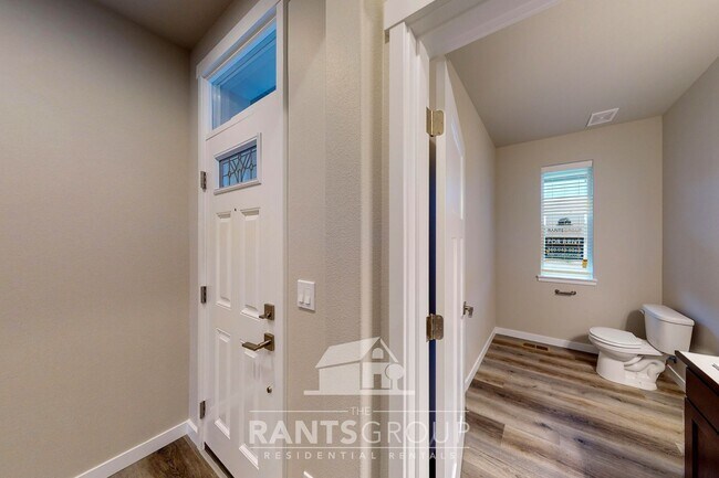 Building Photo - Easy freeway access! Newer subdivision!