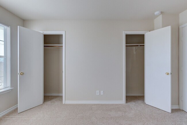 Building Photo - Two Bedroom, Two Bathroom Townhome near La...