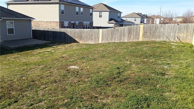 Building Photo - 905 SW Loudon Dr