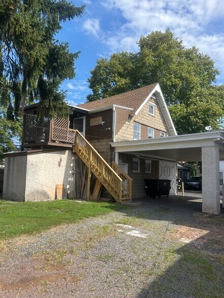 Carriage House - 263 N York St