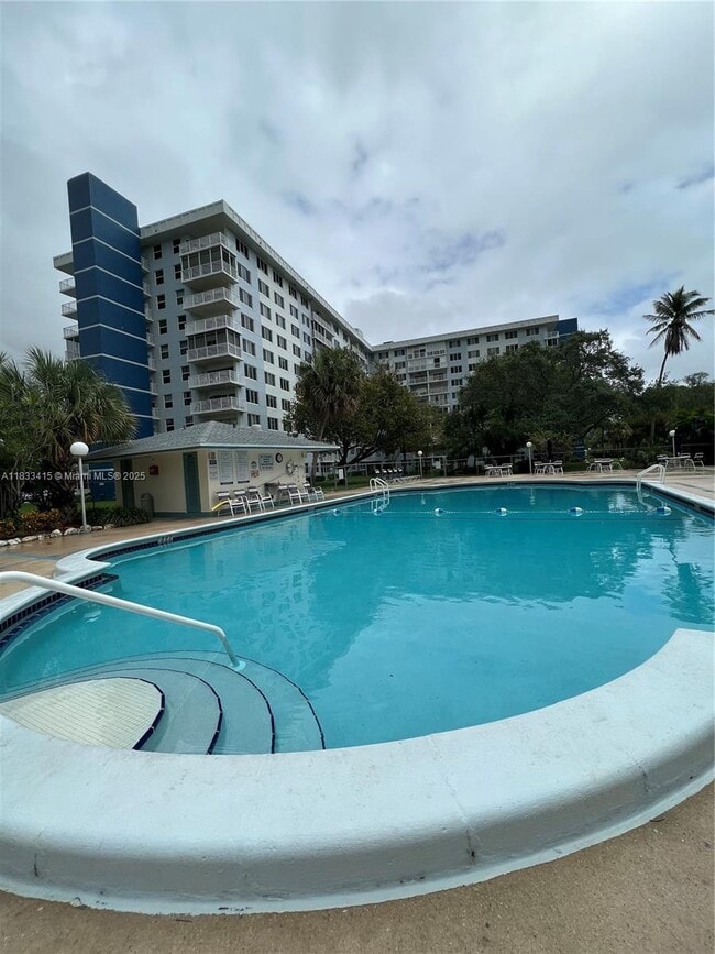 Building Photo - 4200 Hillcrest Dr