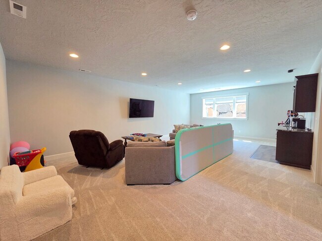 Building Photo - $4,800 - 5 Bed / 3 Bath Custom Built Home w/ Private Sport Court & Golf Green