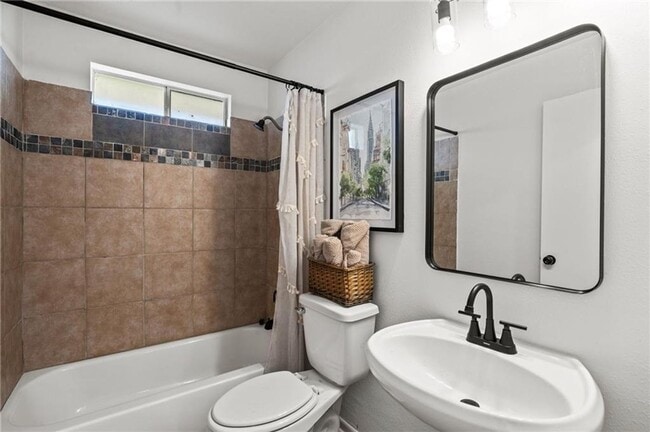 Building Photo - 4 Bedroom