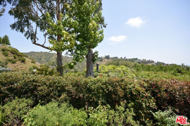 Building Photo - 1450 Davies Dr