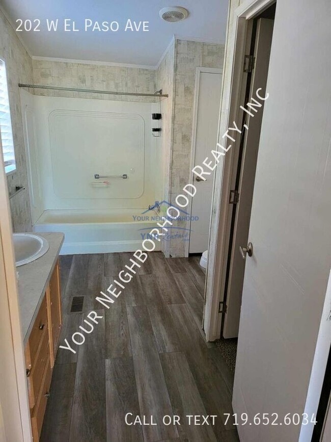 Building Photo - 202 W El Paso Ave