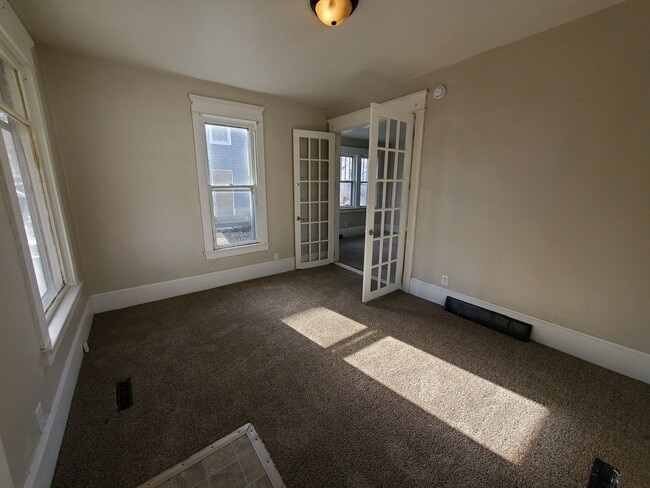 Building Photo - 2 Bedroom House in Rock Island