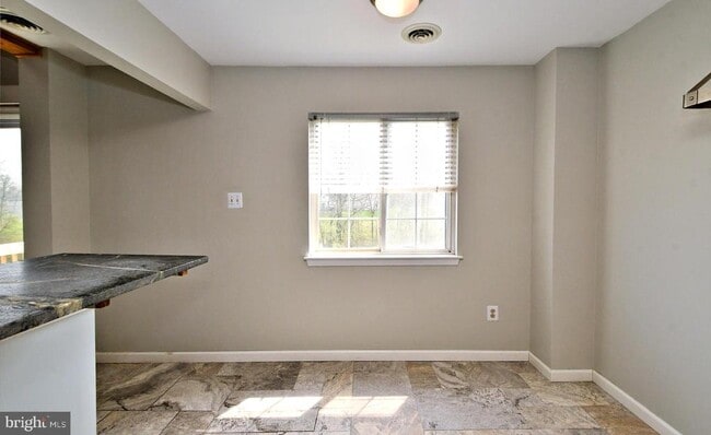 Building Photo - 122 Wheatsheaf Ln