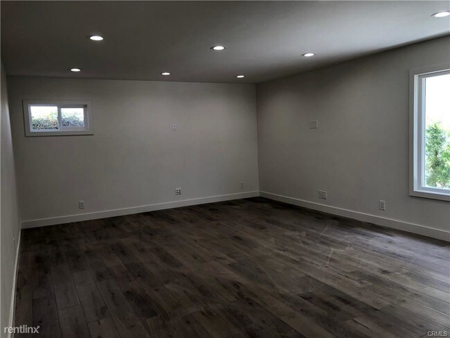 Building Photo - 208 Avenida Victoria