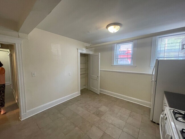 Building Photo - 17 Barrows St