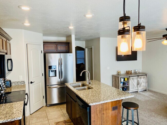 Building Photo - Beautiful Fossil Hills 3 bedroom, 2.5 bath...