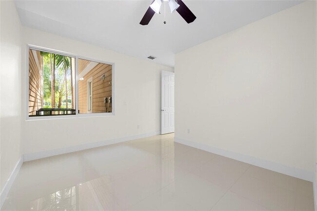 Building Photo - 1432 SW 4th Ave