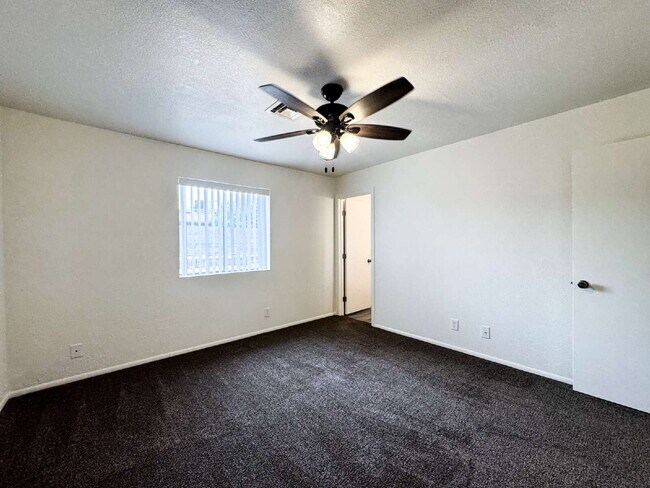 Building Photo - "Centrally located 3 bedroom, 2 bathroom H...