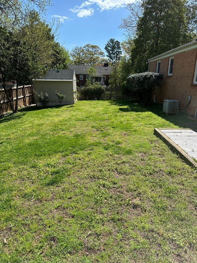 Building Photo - Charming 3 BR, 2.5 Ba house in a great location in town on a quiet cul de sac