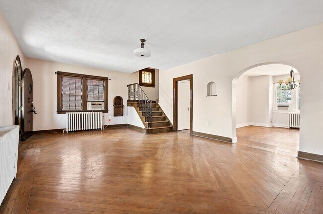 Building Photo - Spacious 4 Bed/2 Bath Home in Brentwood - Original Charm, Off-Street Parking - Available October!