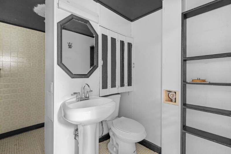 Building Photo - 550 Versailles Dr