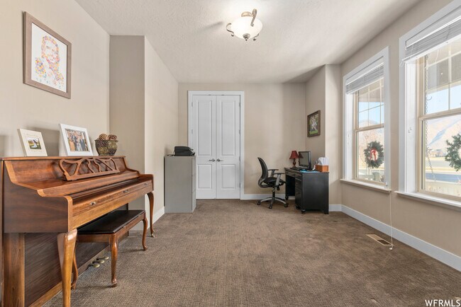 Building Photo - 885 S Crescent Way