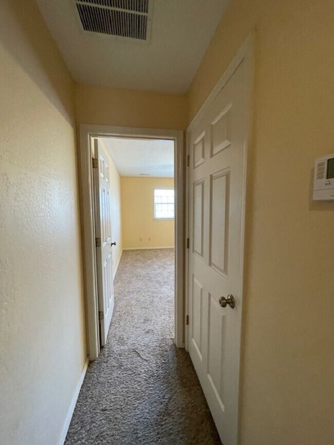 Building Photo - 4 Bedroom Home in SE Springfield!
