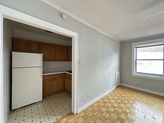 Building Photo - 716 W Belmont