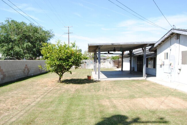 Building Photo - 8817 Butternut Ave