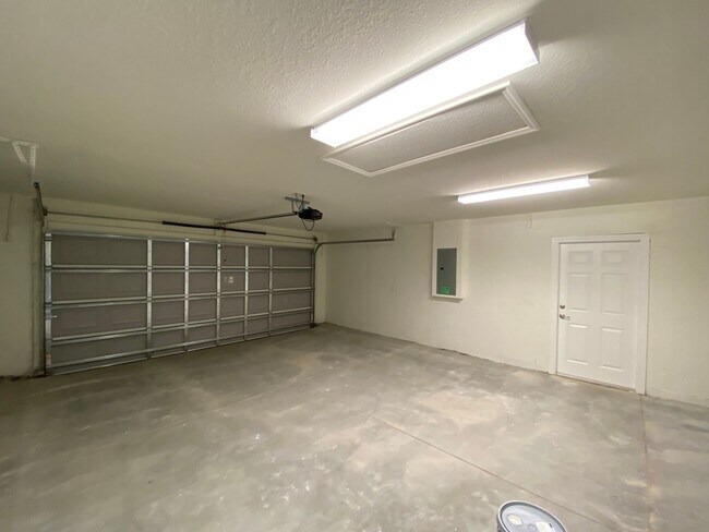 Building Photo - Custom Home - Desirable SE Ocala Neighborh...