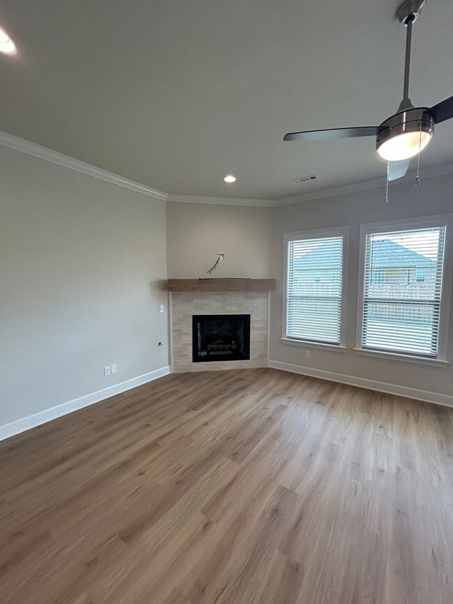 Building Photo - Brand New 4 bed 2.5 bath Modern Build in P...