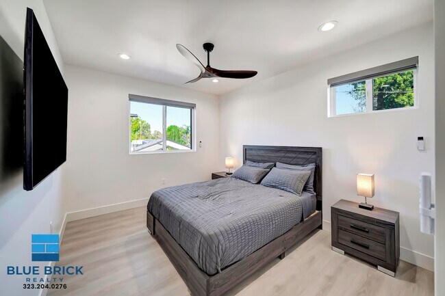 Building Photo - 5841 Vanalden Ave