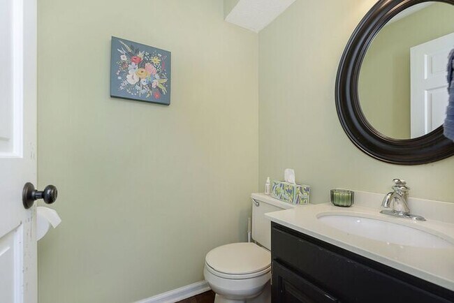 Building Photo - Lovely 4 Bedroom 2 Bath Home in Carmel!