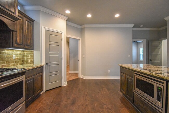 Building Photo - Stunning 4 bedroom, 2.5 bathroom home in Fayetteville!