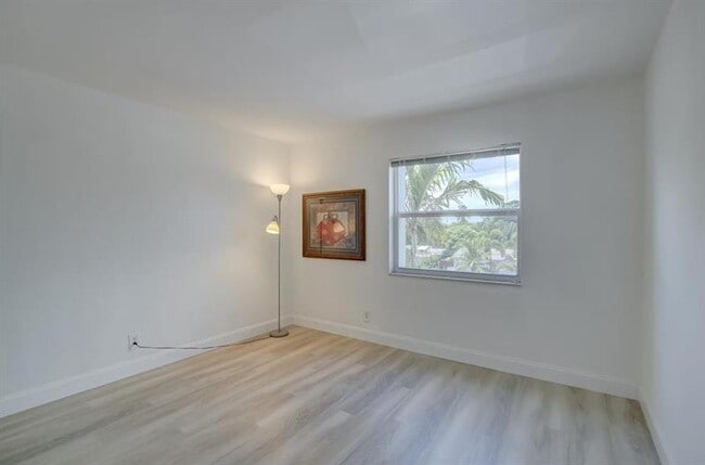 Building Photo - 3040 NE 16th Ave