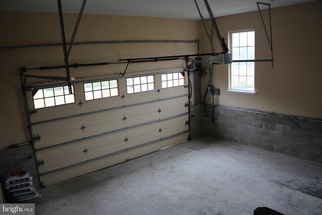 Building Photo - 176 S Patricia Dr