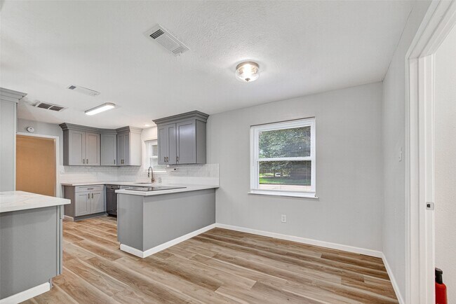 Building Photo - 25503 Foxbriar Ln