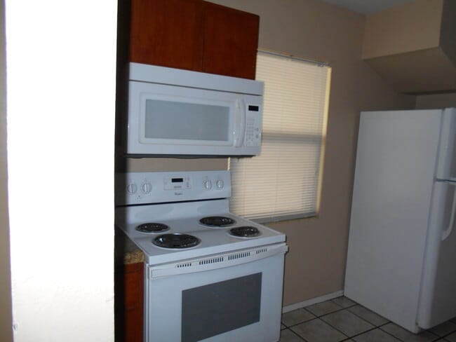 Building Photo - Central Lakeland - Three Bedroom One Bath