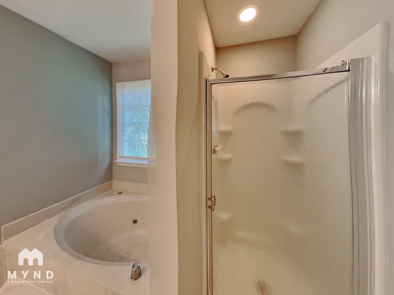 Building Photo - 2122 Yorkshire Ct