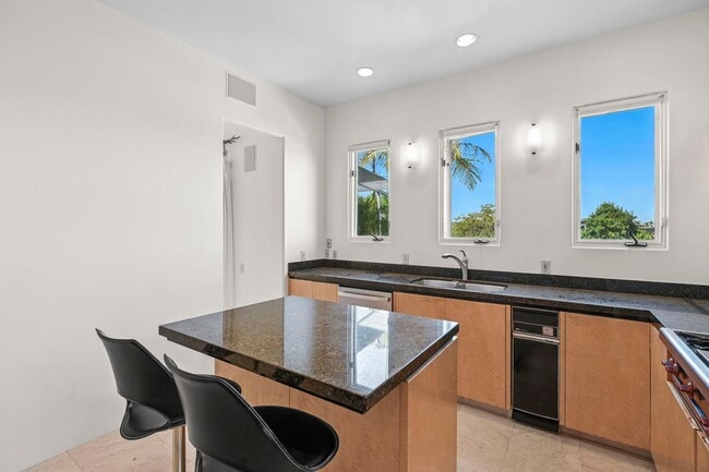 Building Photo - 2700 Barnson Pl