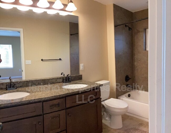 Building Photo - 5958 S Lakeview St