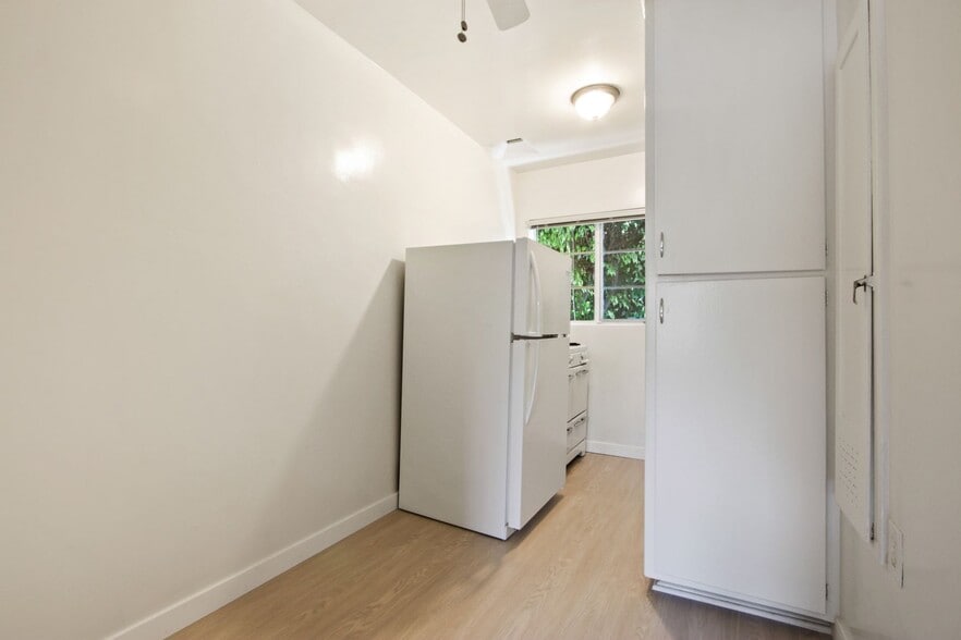 Building Photo - 10908 SM Blvd, prime Westwood, near transit