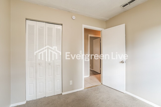 Building Photo - 7807 Knoll Dr N