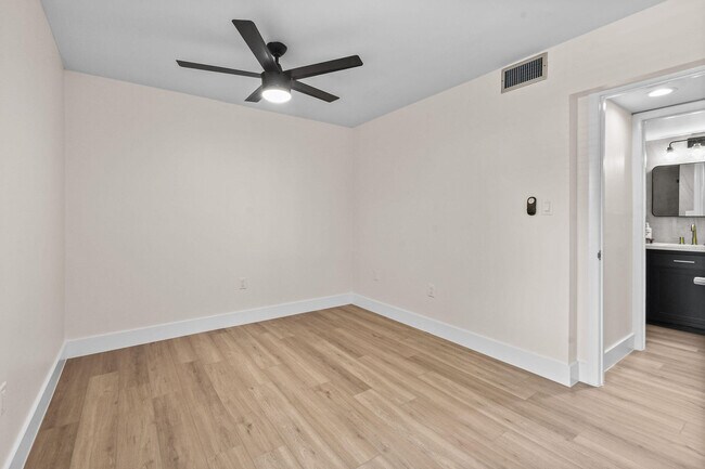 Building Photo - 2233 NW 22nd Ave