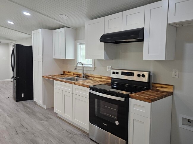 Building Photo - 723 Alamo St