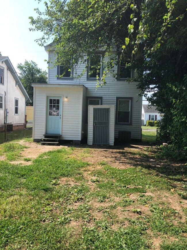 Building Photo - 3 Bedroom/1.5 Bath Northside Home ***Avail...