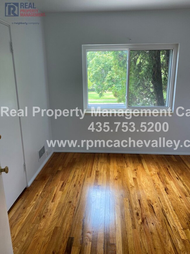 Building Photo - Great 5 bedrooms and 3 baths home Close to...