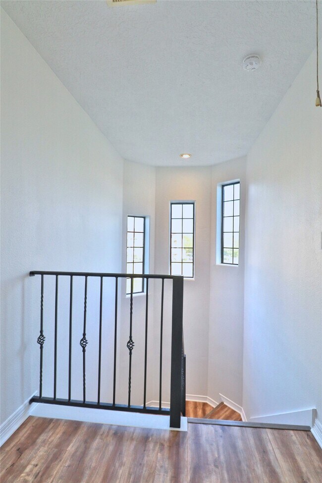 Building Photo - 3446 Clearview Villa Way