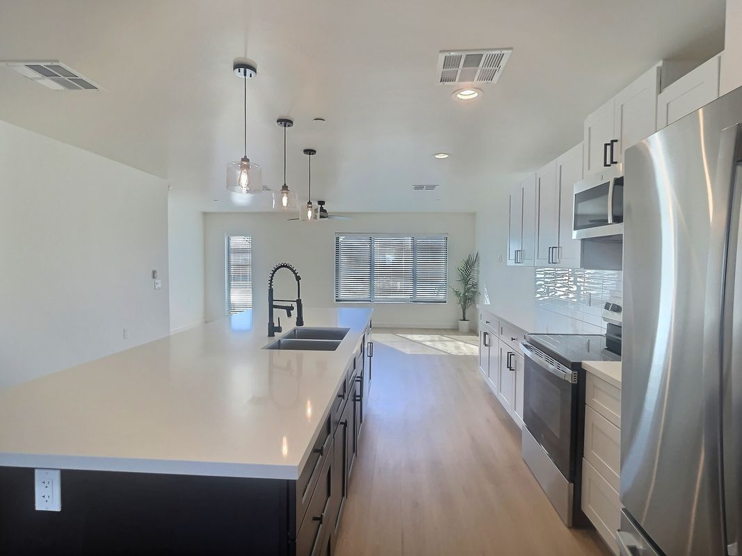 Building Photo - 2502 E Paradise Ln