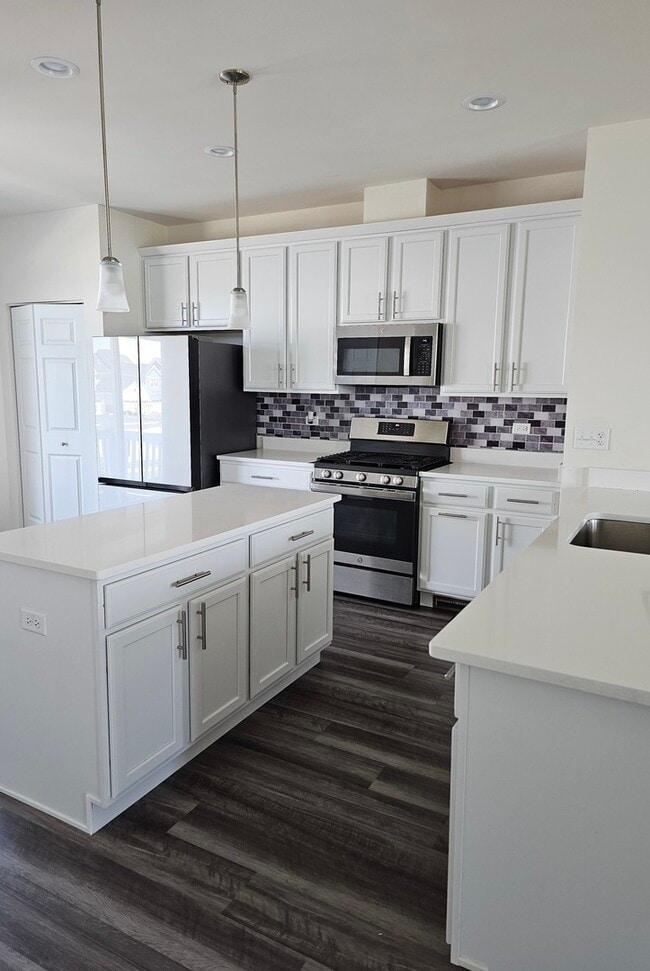 Building Photo - 858 Finley Dr