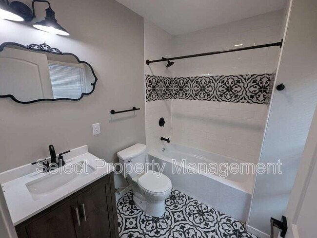 Building Photo - 603 Lavina St