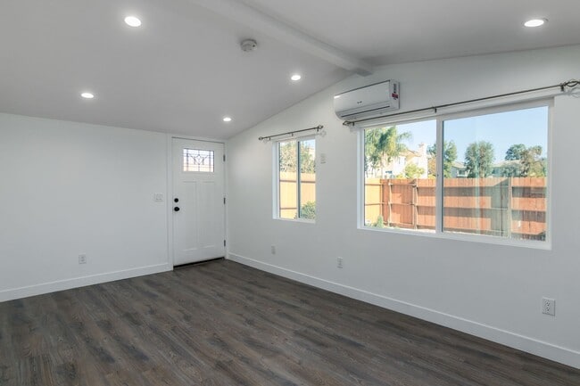 Building Photo - Charming One Bedroom ADU in Reseda
