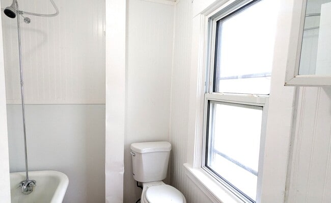 Building Photo - 2404 Leahy St