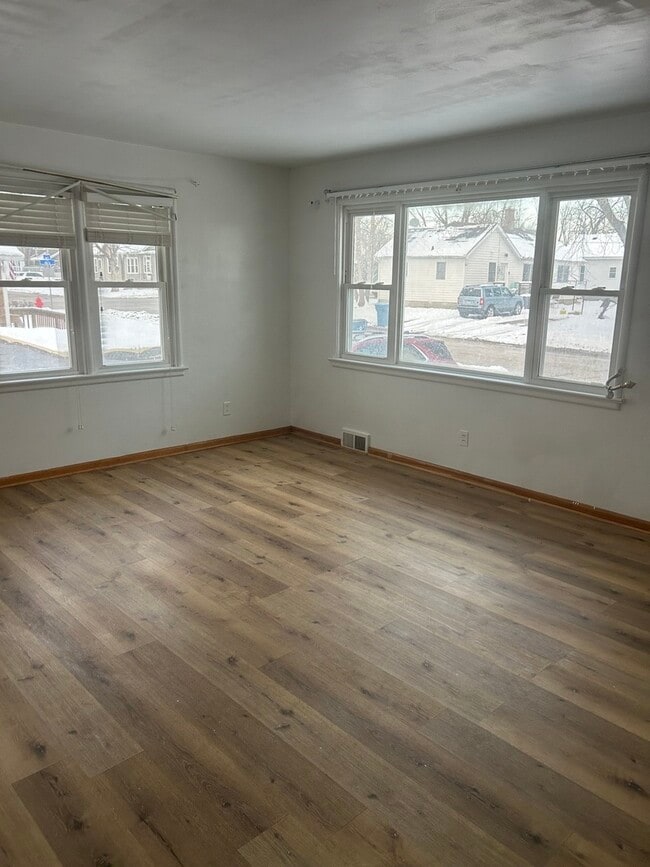 Building Photo - 716 Henry St