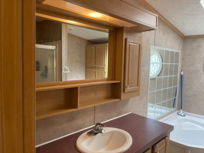 Building Photo - 37 Hubbard Ave